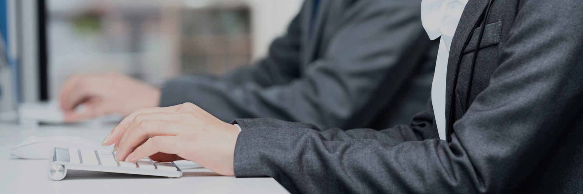 KONTAKTIEREN SIE UNS